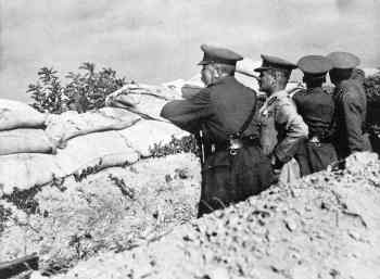Kitchener-at-Gallipoli_surveying-the-situation_1915.jpg